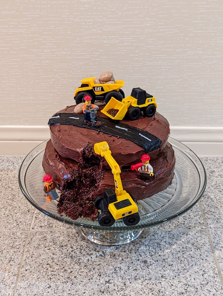 construction-themed-birthday-cake-legos-cake-decorating