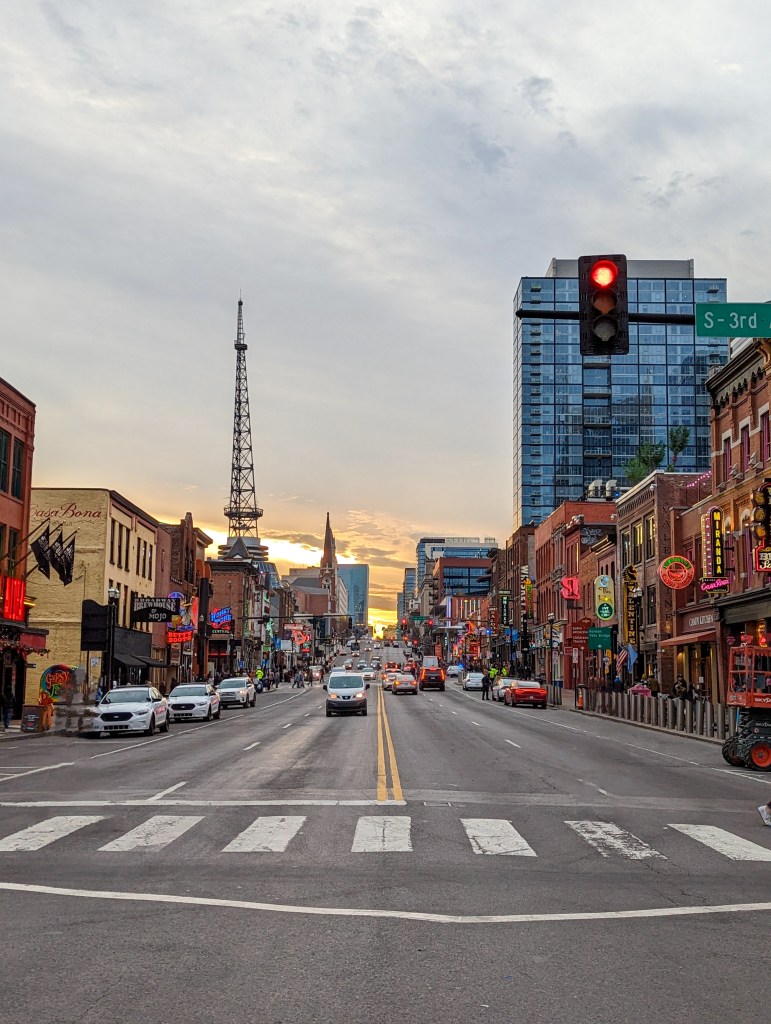 nashville-tennessee-broadway-street-going-out-music-city