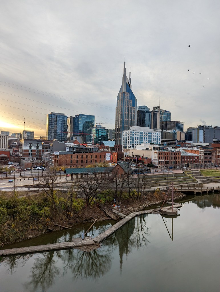 downtown-nashville-pedestrian-bridge-skyscrapers