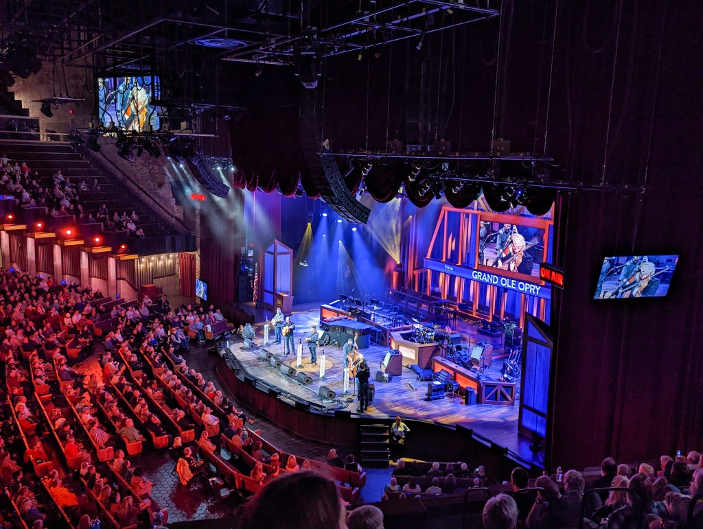 grand-ole-opry-radio-show-nashville-tennessee