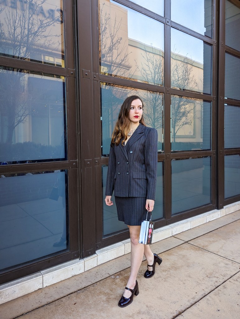 mary-jane-shoes-business-woman-pinstripes-secondhand-fashion