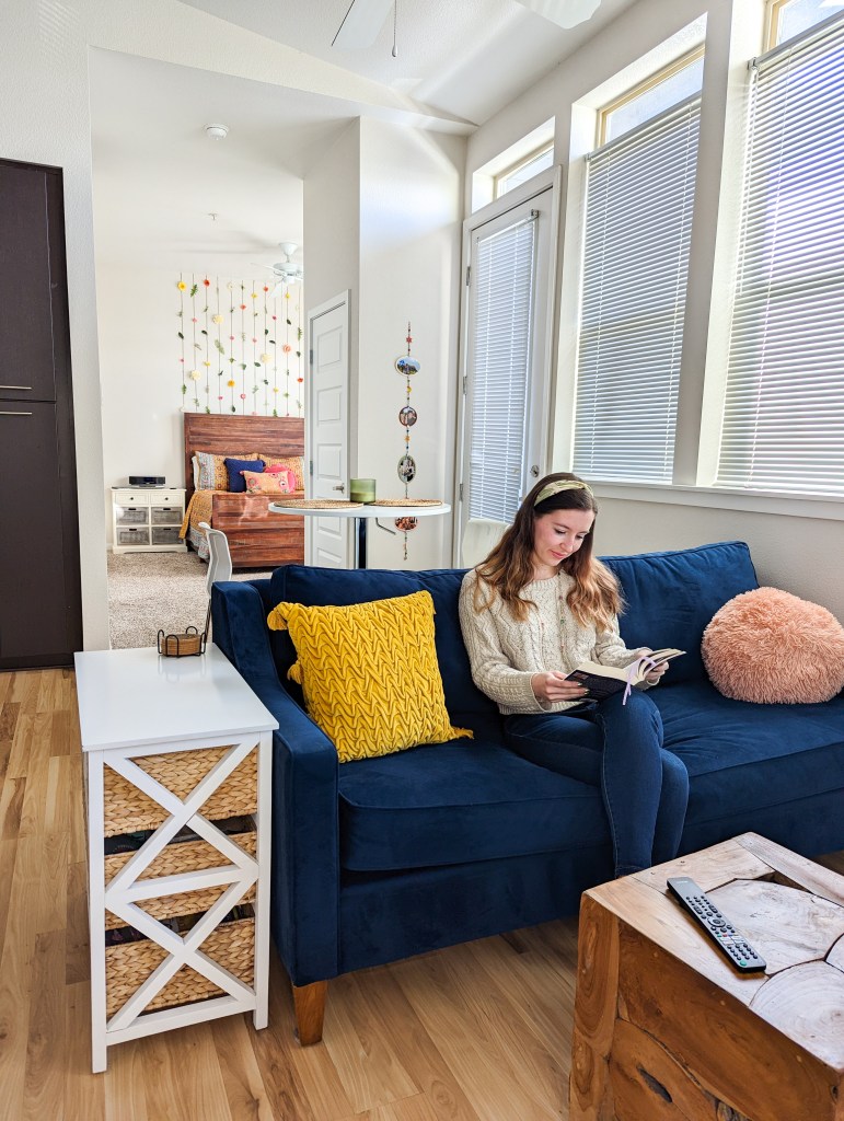 blue-couch-shabby-chic-apartment-decor-first-apartment