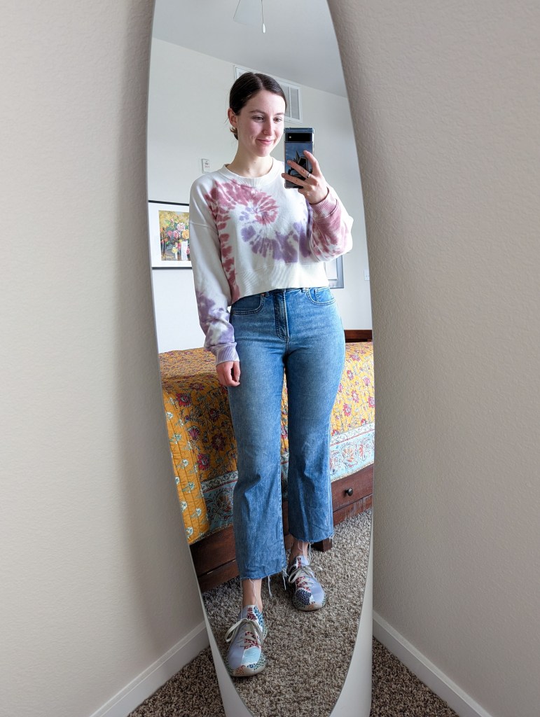uin-sneakers-tie-dye-sweatshirt-cropped-flared-jeans