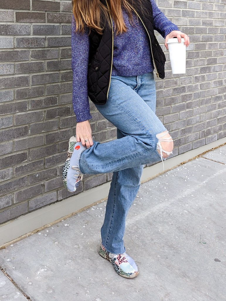 ripped-jeans-UIN-grouper-mijas-sneakers-travel-shoes