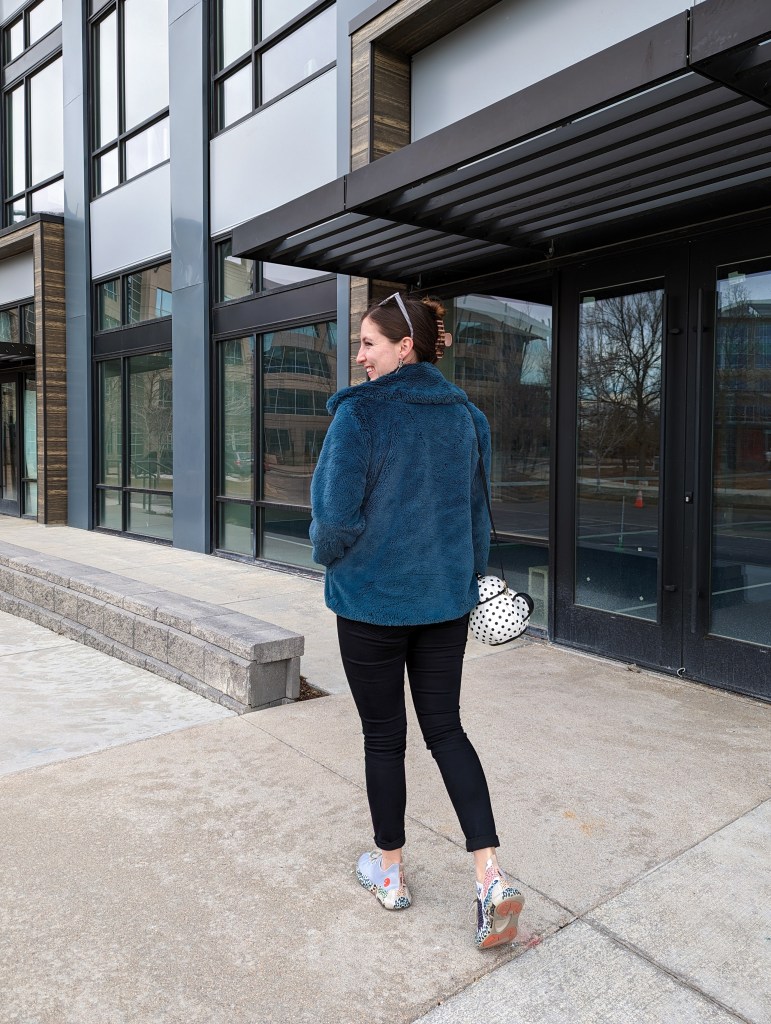 teal-jacket-black-skinny-jeans-claw-clip-striped-sunglasses-uin-sneakers
