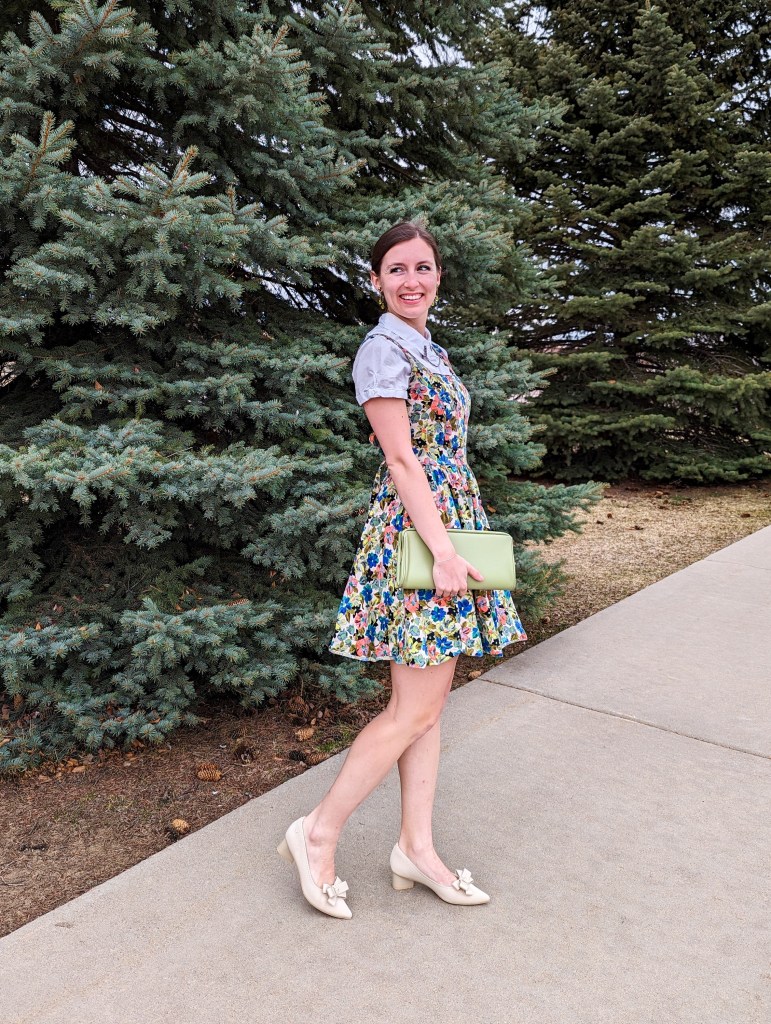 old-fashioned-floral-dress-vintage-clutch-spring-outfit-work-style