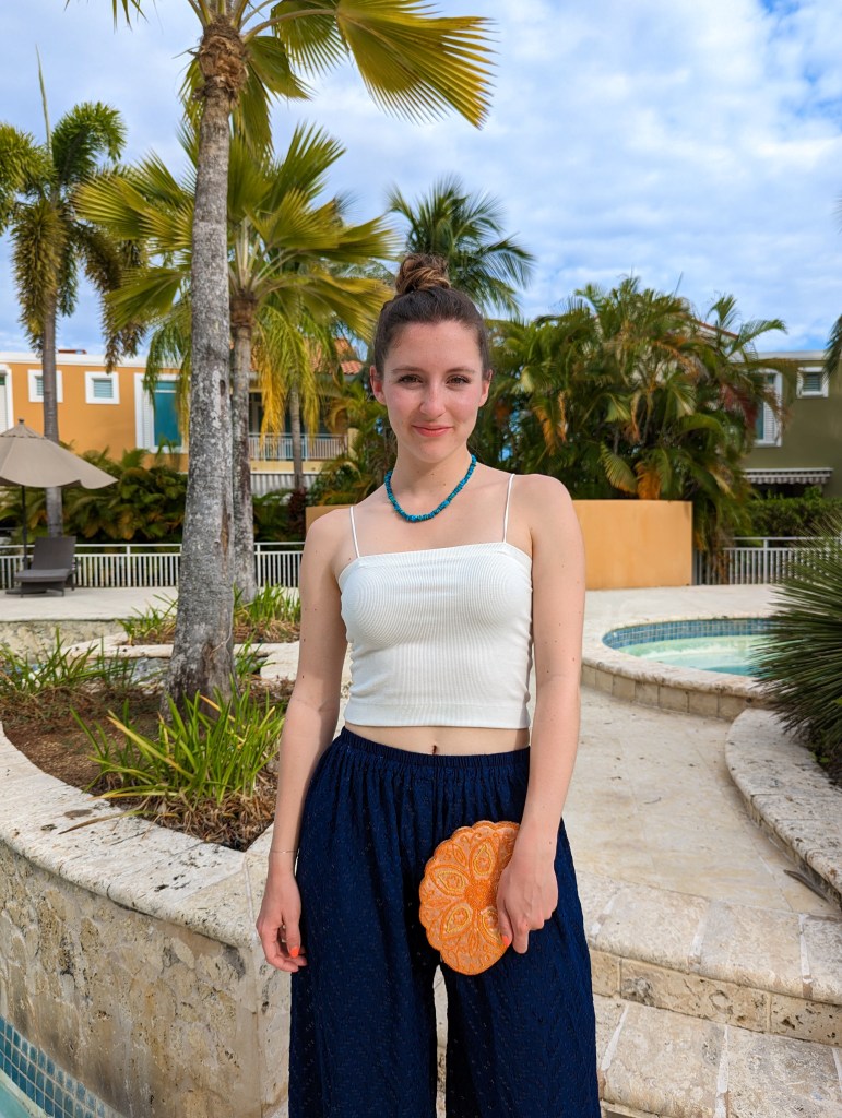 tropical-outfit-complementary-colors-navy-pants-beaded-purse