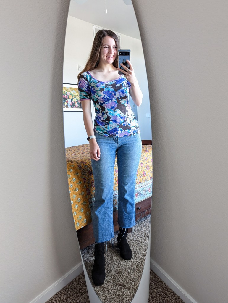 floral-top-cropped-flared-jeans-black-booties-vivaia