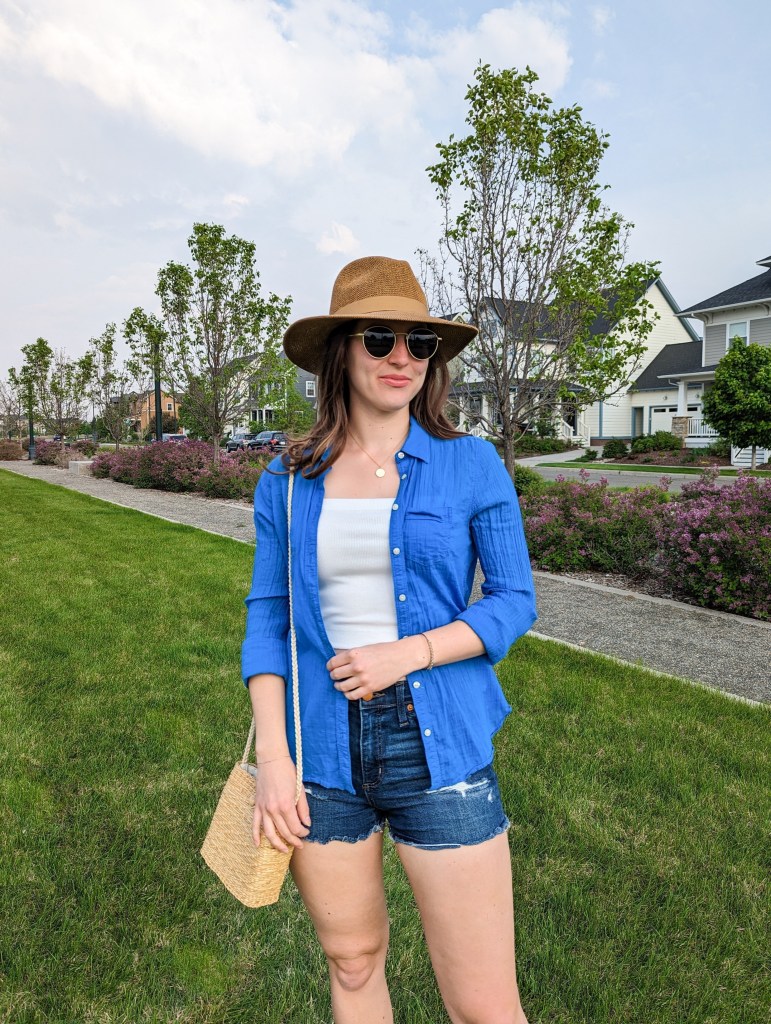 summer-outfit-denim-shorts-white-crop-top-american-eagle