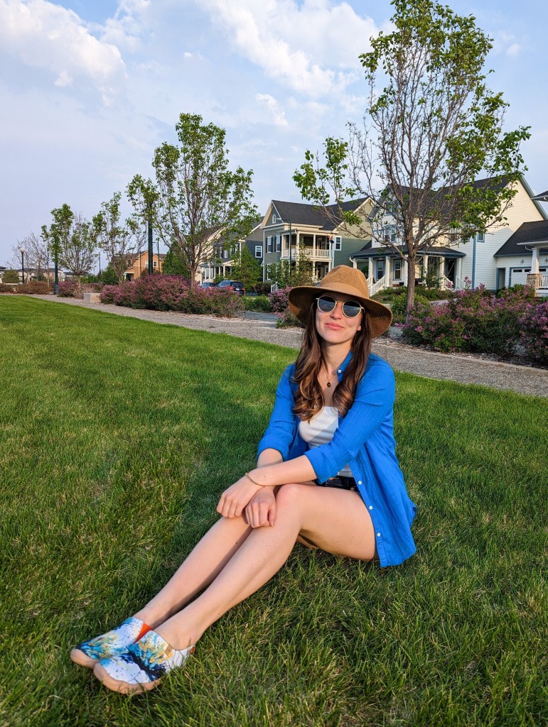 sungait-sunglasses-blue-button-down-summer-style-uin-footwear