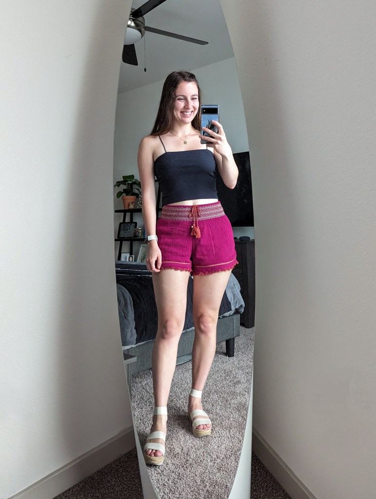 black-ribbed-crop-top-american-eagle-magenta-shorts-francescas-white-espadrilles
