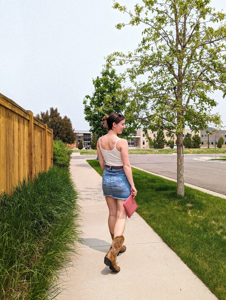 western-style-country-concert-outfit-cowgirl-boots-denim-skirt