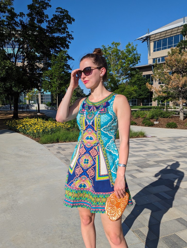 summer-style-date-night-outfit-black-sunglasses-printed-dress-orange-purse