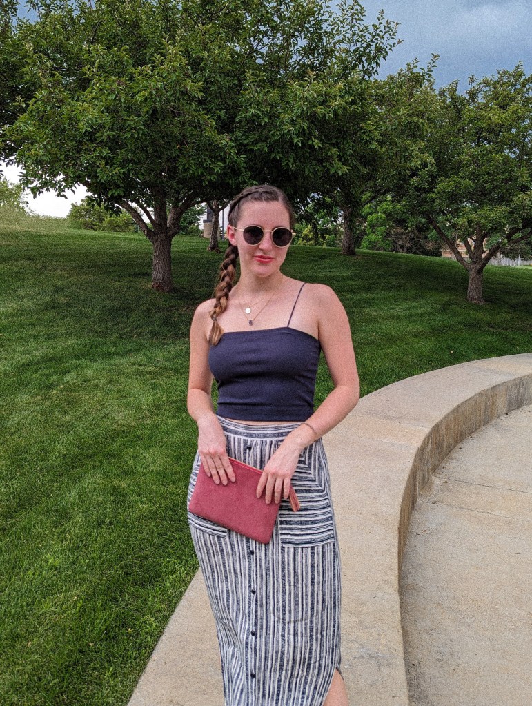 black-crop-top-american-eagle-trendy-summer-outfit-boho-salmon-colored-clutch