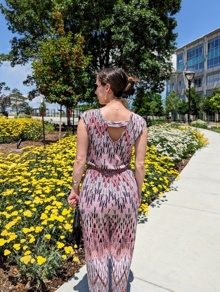 clara-sunwoo-summer-jumpsuit-work-outfit-claw-clip