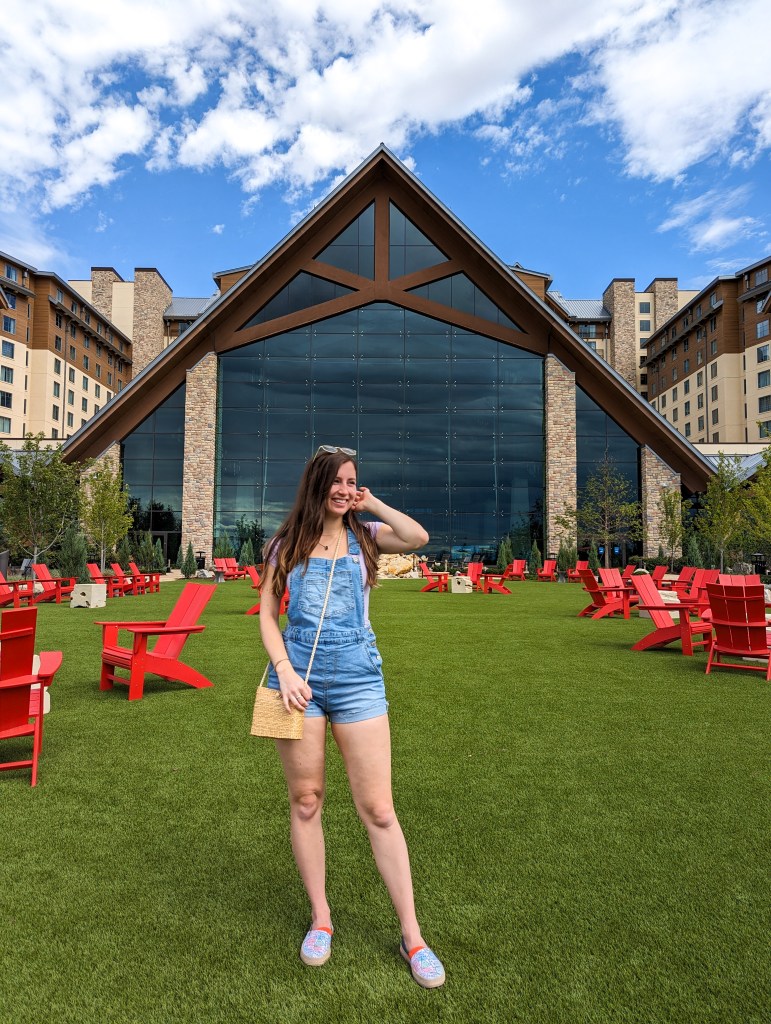 summer-outfit-denim-overall-shorts-uin-footwear-passport-stamp-sneakers-rattan-purse