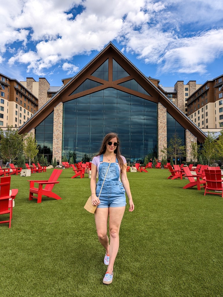 overall-shorts-summer-outfit-lavender-shirt-trendy-round-sunglasses