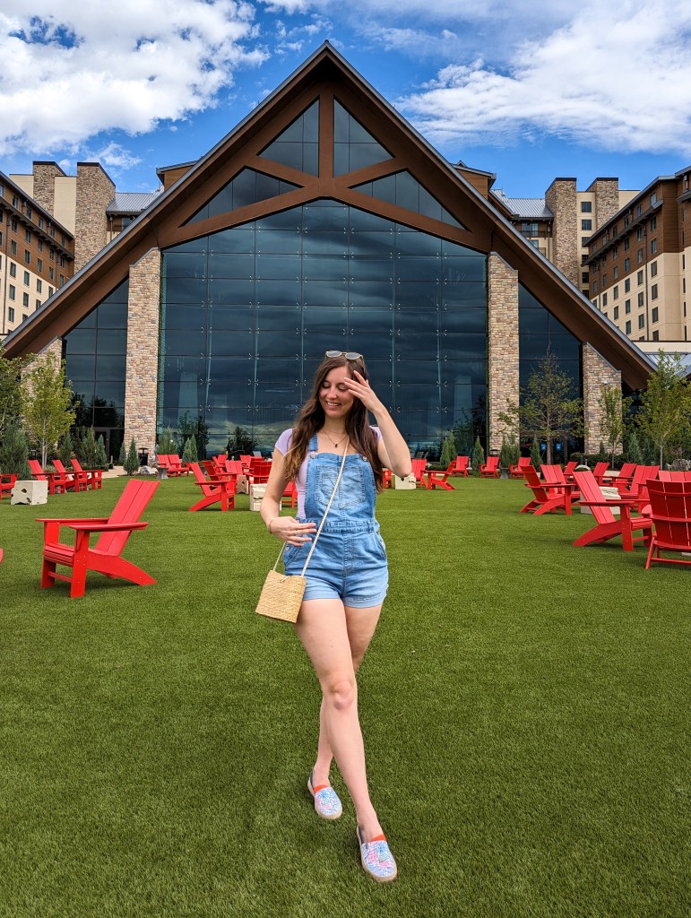 how-to-style-overalls-uin-sneakers-retro-sunglasses-shoplc-purse