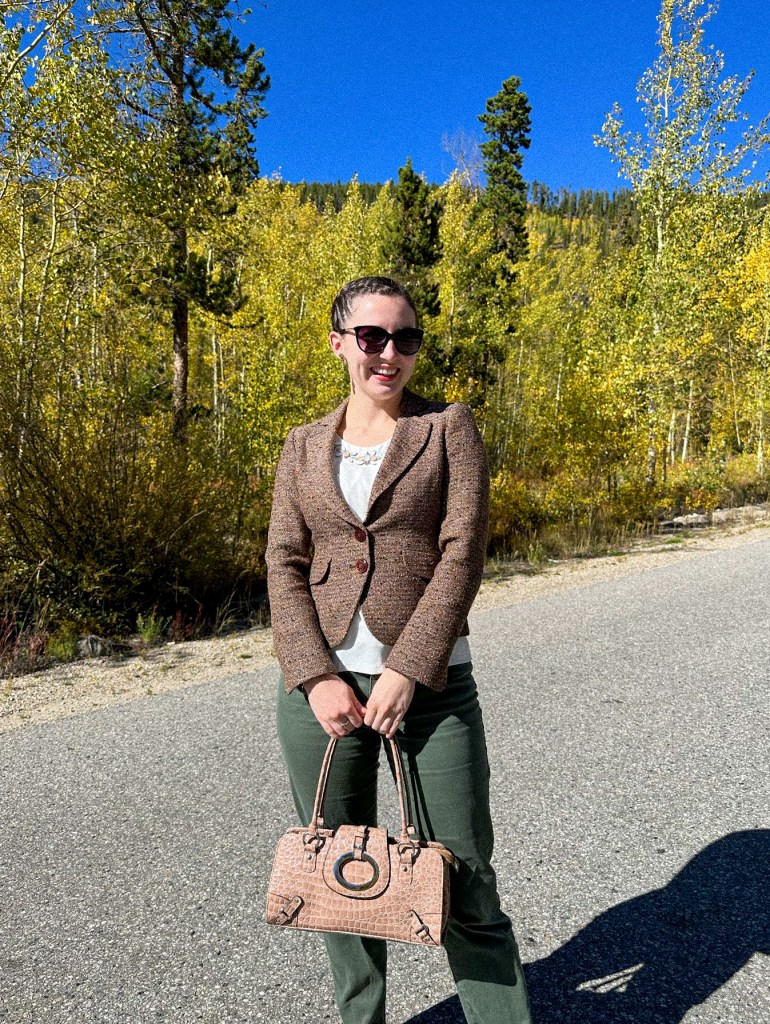 brown-tweed-blazer-white-blouse-olive-green-pants-brown-patent-purse