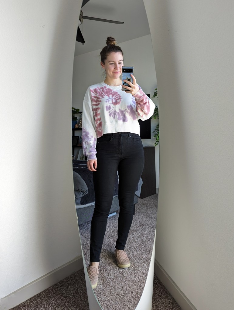 tie-dye-sweater-black-skinny-jeans-blush-sneakers
