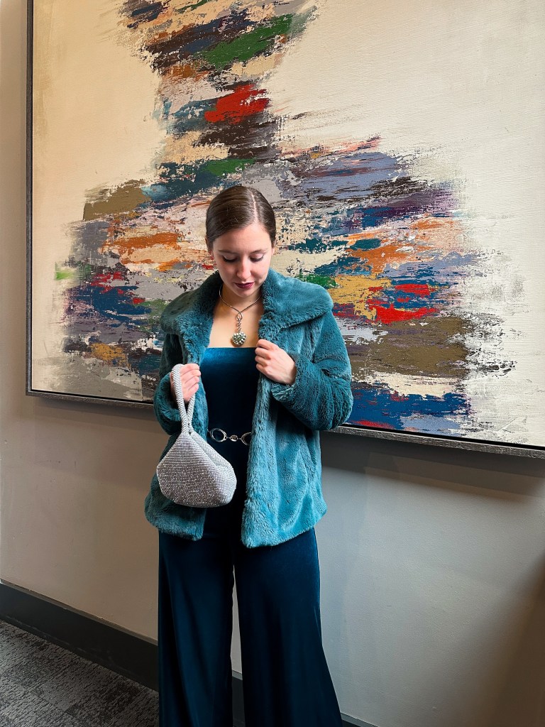 silver-purse-monochrome-teal-outfit-thrifted-style-green-heart-necklace-faux-fur-jacket