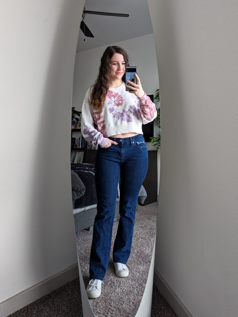 tie-dye-sweatshirt-american-eagle-straight-leg-jeans-white-sneakers