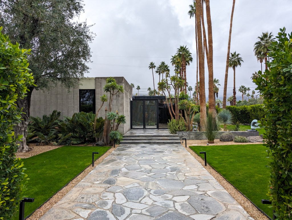 midcentury-modern-architecture-palm-springs-biking-tour-neighborhoods