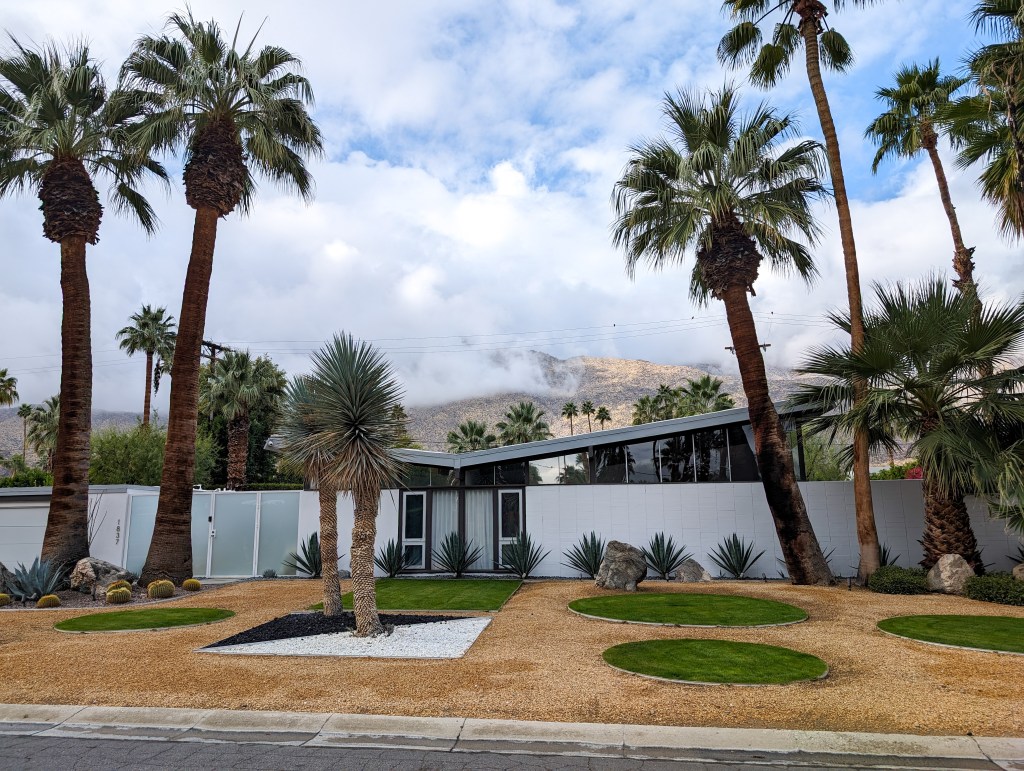 palm-springs-architecture-mid-century-modern-butterfly-roof-carport-breezeway-window-wall