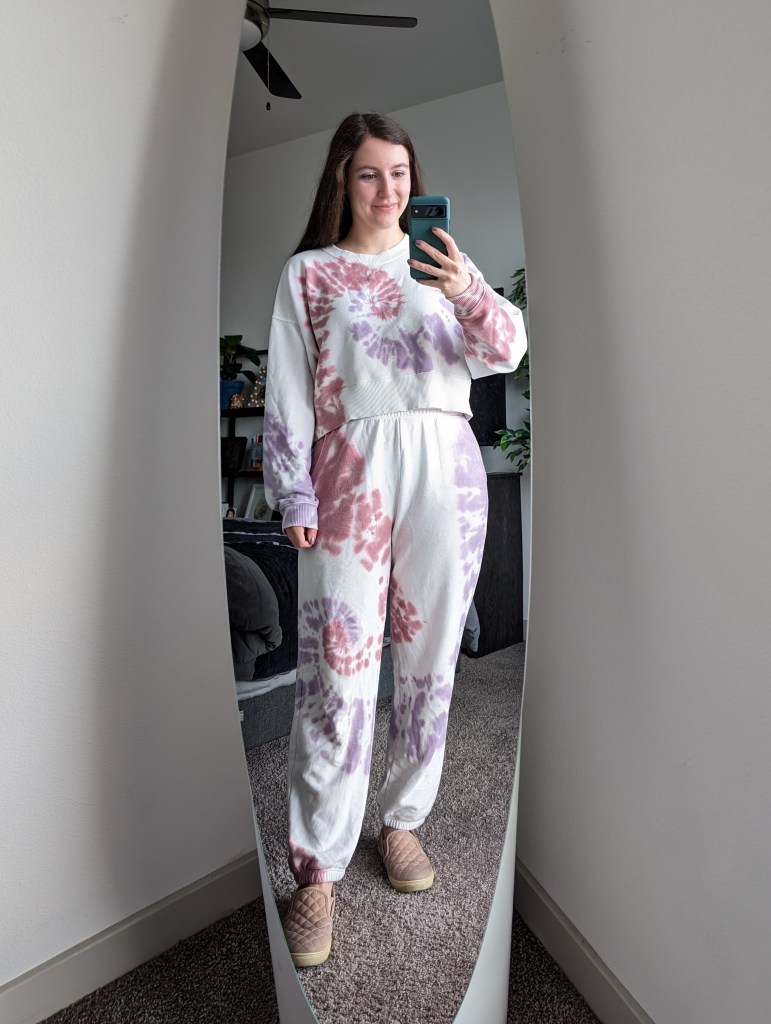 tie-dye-joggers-sweatshirt-matching-lounge-set-sneakers