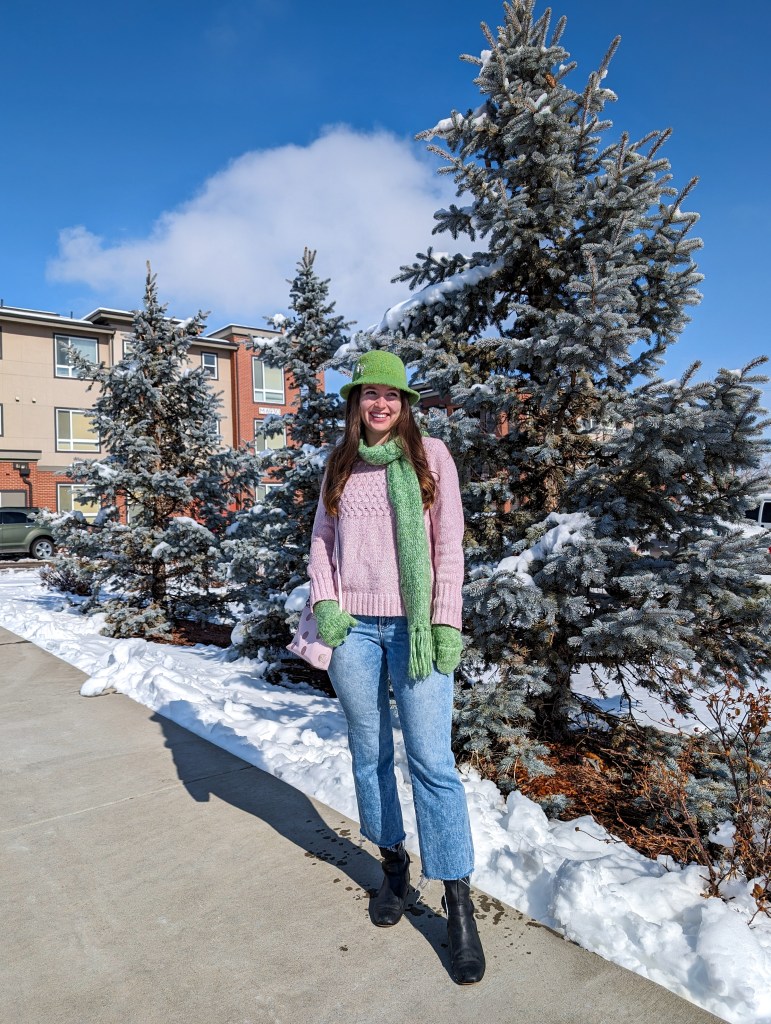 green-accessories-winter-outfit-cropped-flared-jeans-express-pink-sweater-scarf-hat-kate-spade
