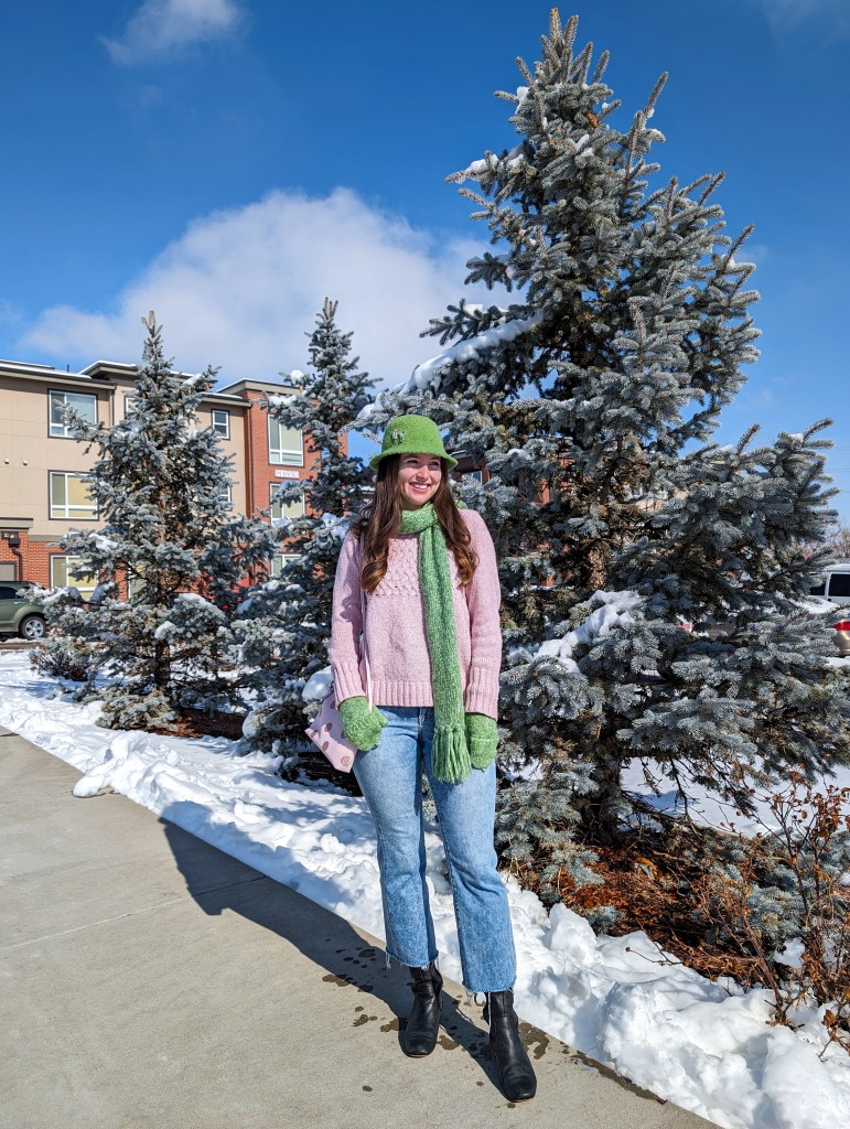 pink-sweater-green-scarf-felt-hat-cropped-flared-jeans-black-boots