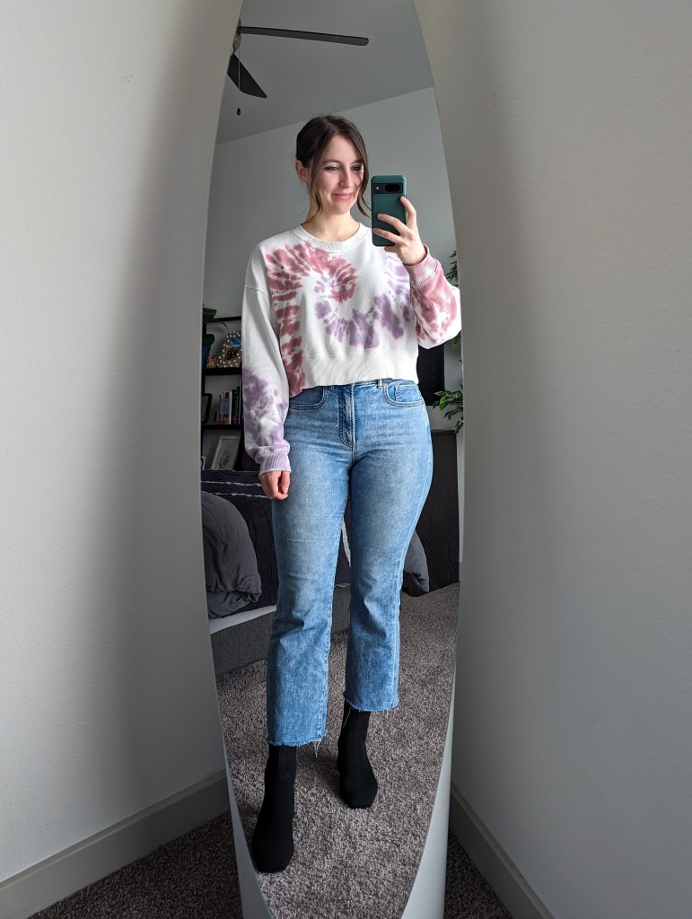 tie-dye-sweatshirt-cropped-flared-jeans-black-vivaia-booties
