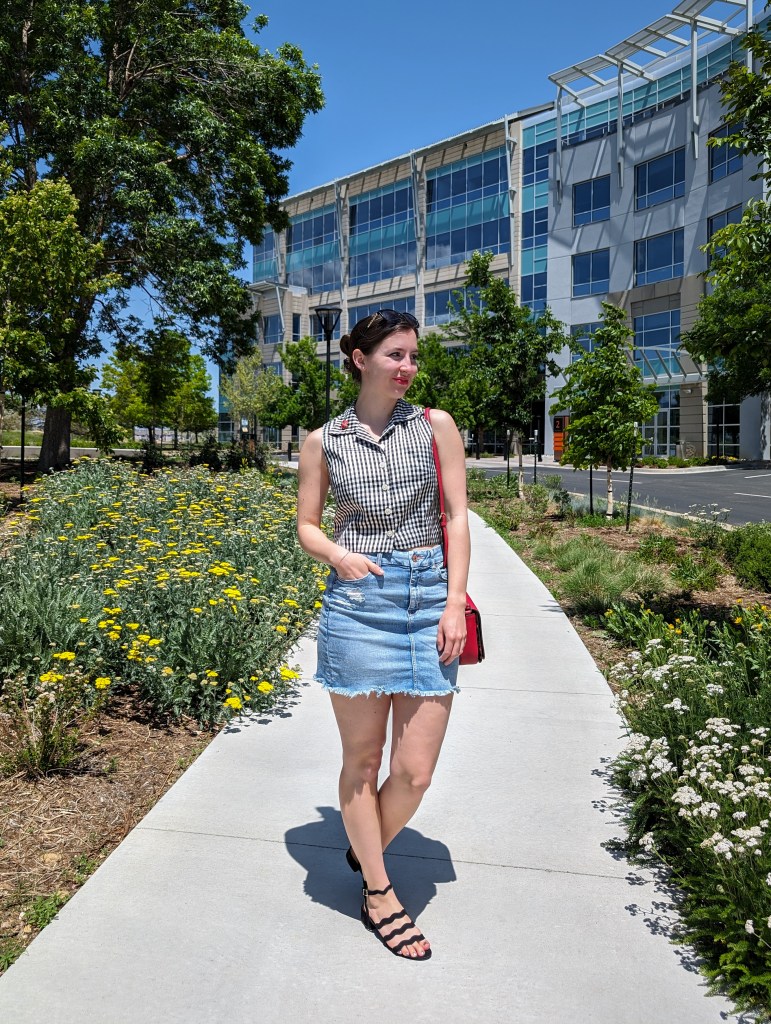 secondhand-fashion-denim-skirt-trendy-summer-outfit-red-purse