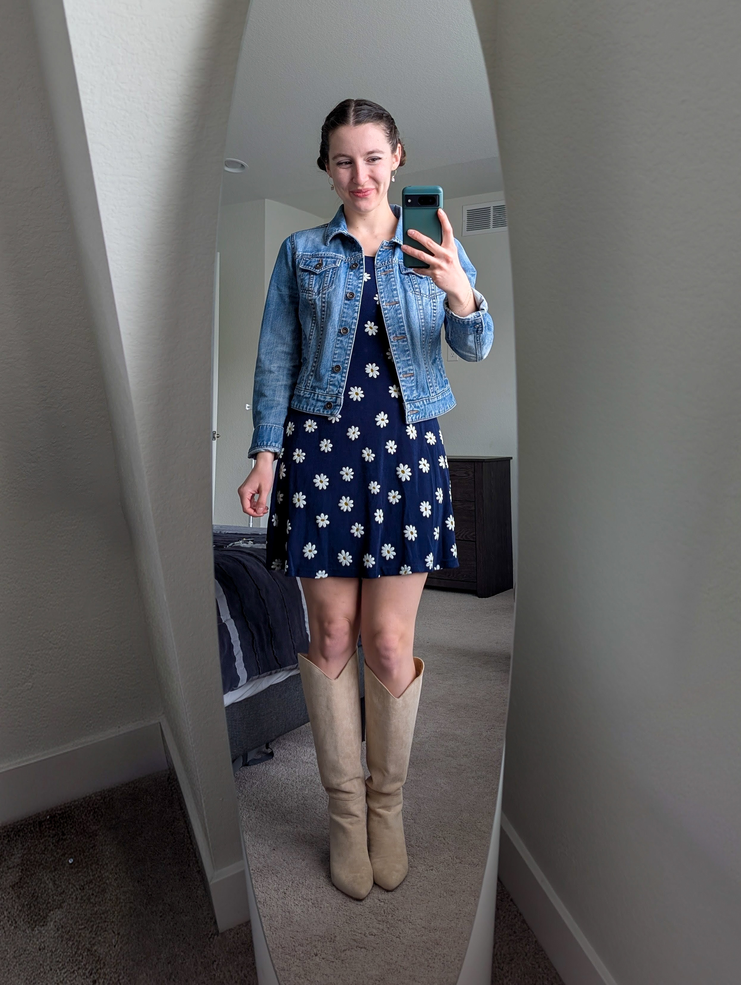 vintage daisy dress navy blue denim jacket beige suede knee boots spring style