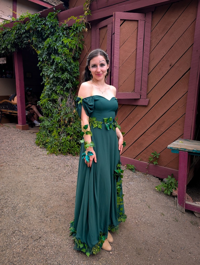 sweetheart neckline green dress ren faire costume cost per wear green ivy DIY
